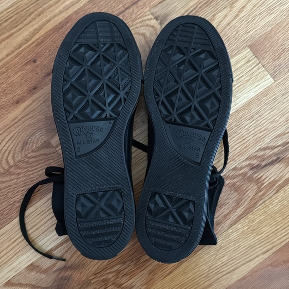 Converse canvas hi tops
Men’s 9/Women’s 11 - Picture 3 of 4